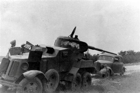 Немецкие офицеры осматривают брошенный советский бронеавтомобиль БА-10М ...