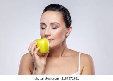5 Hundred Green Apple Holding Nude Woman Royalty Free Images Stock Photos Pictures