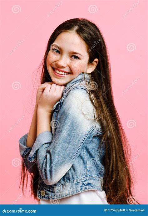 Portrait D Enfant De Sourire Adorable Petite Fille En Jeans Isol Photo