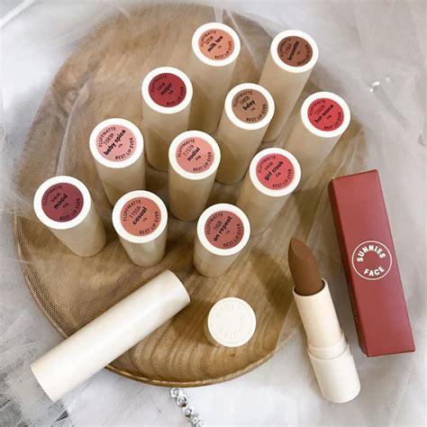 Nhìn Châu Bùi xinh xỉu chị em sẽ muốn sắm thỏi son nude tây này