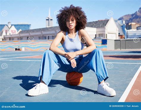 Ciudad De La Moda Y Retrato De Una Mujer Negra Con Cancha De Baloncesto