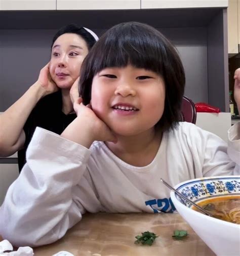 Hoa hậu Sex is Zero tổ chức sinh nhật cho con gái cô bé càng lớn càng giống một người