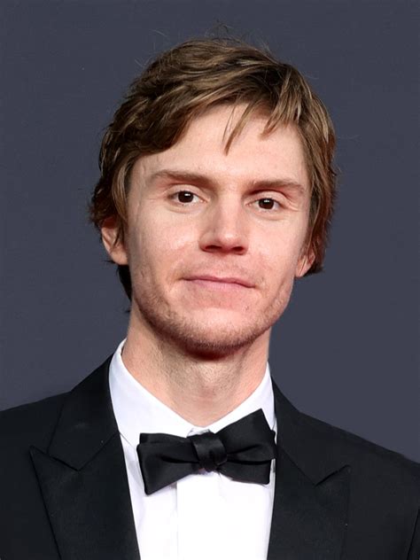 Evan Peters Golden Globes 2023