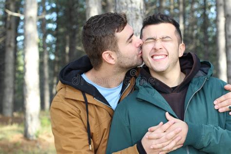 Coppie Gay Che Baciano Nella Foresta Fotografia Stock Immagine Di