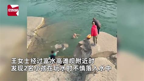 2孩子江边玩耍不慎落水，2名六旬老人立即跳水救人：游泳协会的