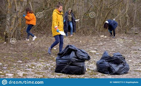 Problemas Ambientales Un Grupo De Voluntarios Elimina Basura En El