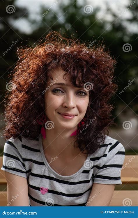 Portret Van Het Vrolijke Jonge De Vrouw Van Latina Glimlachen Stock Foto Image Of Spontaan