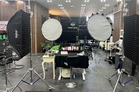 Đột kích kho hàng của hot Tiktoker thu giữ hơn ngàn chai nước hoa nhập lậu