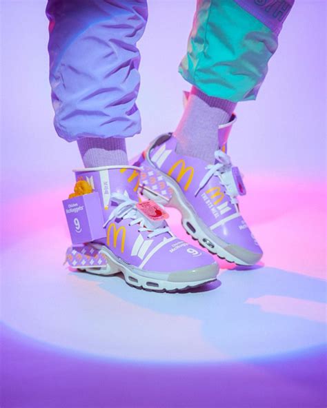 Художник из Сингапура сделал кроссовки из упаковки BTS Meal. Получилось ...