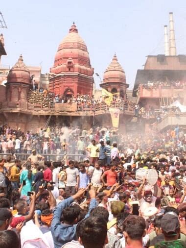 रंग गुलाल ही नहीं यहां चिता की भस्म से भी खेलते हैं होली