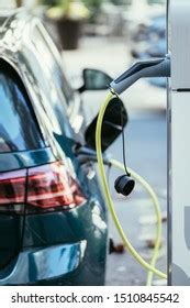 Стоковая фотография 523890190: Зарядка электромобилей на стоянке с ...