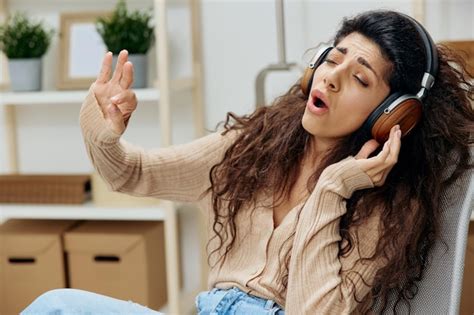 Feliz Y Agradable Dama Latina Rizada Y Bronceada Con Auriculares Disfrute De Una Lista De