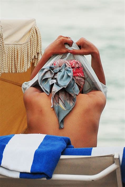 Jennifer Lopez w bikini na plaży Seksowna Plejada pl