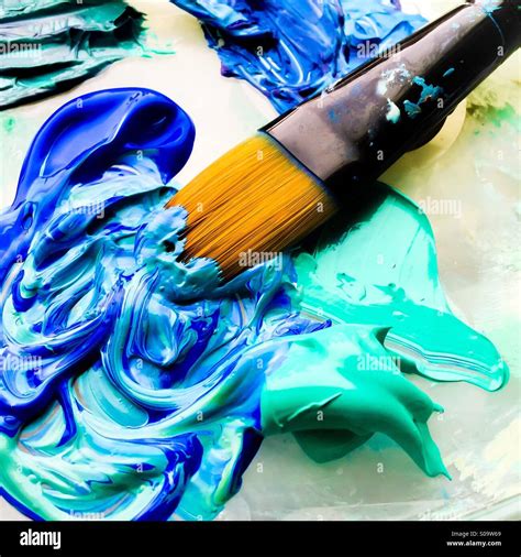 Pincel y pintura en azul turquesa Fotografía de stock Alamy