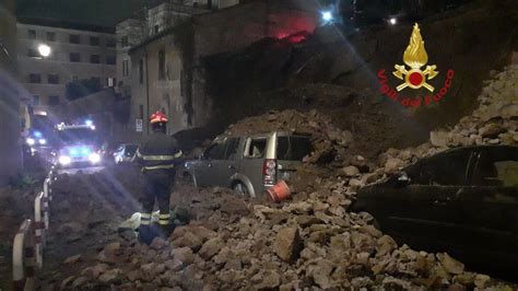 Roma Tragedia Sfiorata Al Gianicolo Crolla Muro Di Cinta 5 Auto