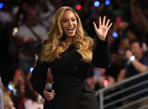 How To Watch Beyonc S Nfl Christmas Halftime Performance Newsweek