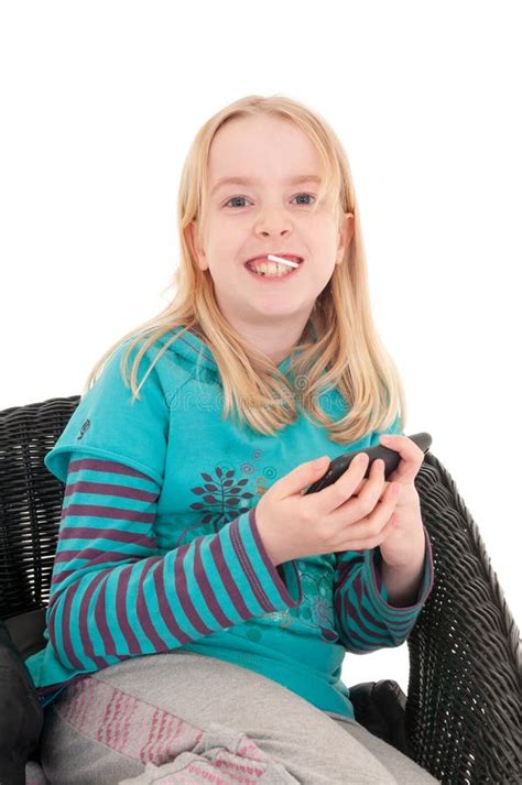 Proche D Une Jeune Fille Blonde Heureuse S Assit Sur Un Fauteuil En Osier D Tenant Un Smartphone
