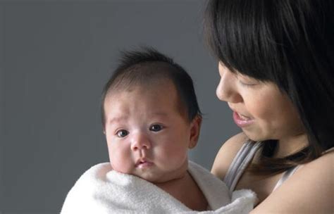 婴儿多大可以喝水（宝宝多大会喊） 幼儿百科 魔术铺