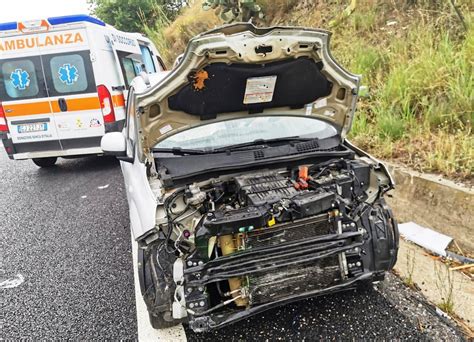 Reggio Calabria Incidente Sulla Tangenziale Auto Distrutta