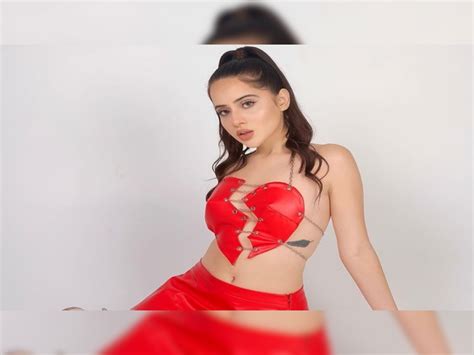 Urfi Javed Expose Queen Shows Perfect Toned Body Parts Uorfi In Red Heart Shape Top And Velvet