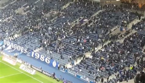 Claques do FC Porto abandonaram o estádio a meio do jogo contra o