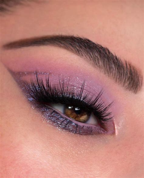 47 Cute Makeup Looks To Recreate Soft Lilac Shimmery Graphic Line