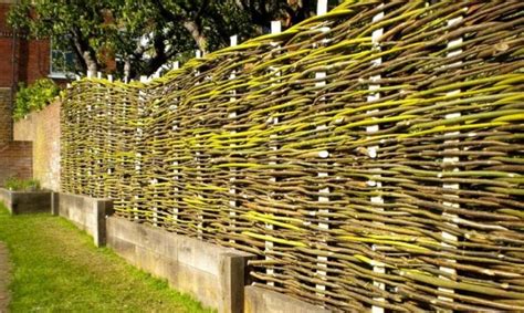 Плетеный забор из веток своими руками: идеи на фото | Garden fence ...
