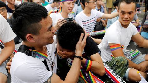 Taiwan Court First In Asia To Approve Gay Marriage DW 05 24 2017