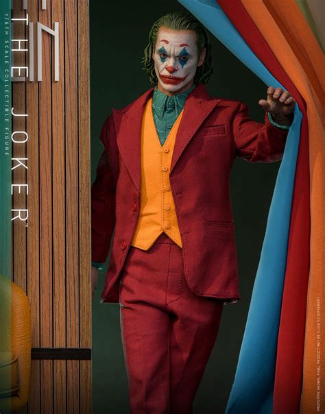 The Joker Hot Toys DX Collectible Figure