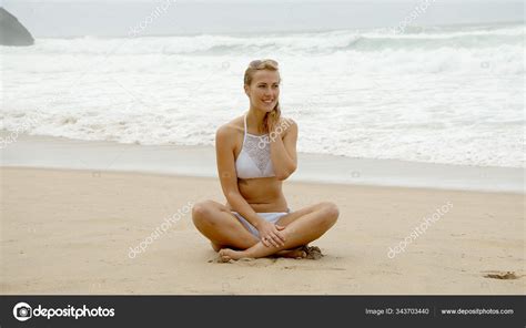 Gadis Seksi Mengenakan Bikini Pantai Liburan Musim Panas Laut Fotografi Foto Stok 4kclips