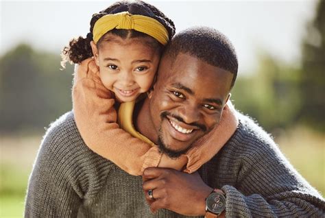 Padre Hijo Y Abrazo En Una Sonrisa De Retrato Para Un Viaje Divertido A