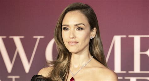 Jessica Alba ans affiche ses abdos de rêve dans un bikini