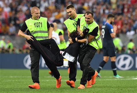 Condenan A D As De Prisi N A Miembro De Pussy Riot Que Invadi Cancha En Final Del Mundial