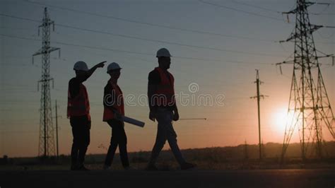 Un Equipo De Ingenieros Técnicos Hombres Y Mujeres Con Un Proyecto En