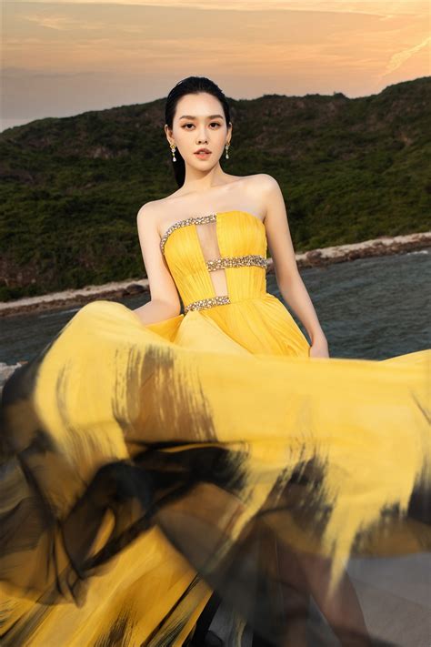 Cùng diện bikini Lương Thùy Linh Kiều Loan Tường San ai nóng bỏng hơn