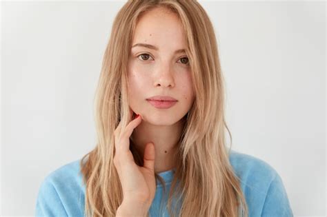 Jolie Jeune Tudiante Blonde Avec Une Expression Faciale S Rieuse Pense Passer L Examen