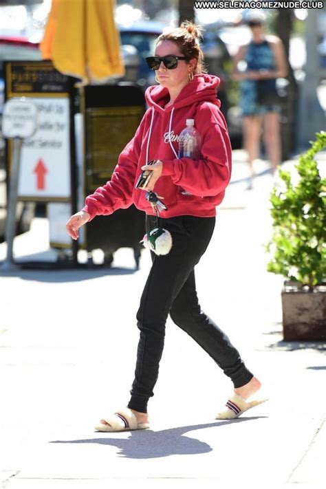 Ashley Tisdale Celebrity Sexy Beautiful Babe Posing Hot Famous And Uncensored