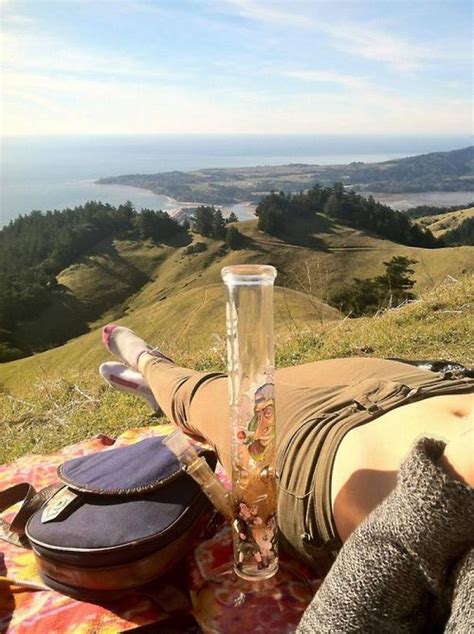 SMOKIN HOT GIRLS 屋外で吸う大麻って最高 TheHighClass