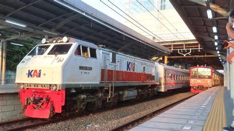 Hunting Kereta Api Eksekutif Elit Di Stasiun Super Sibuk Ditengah