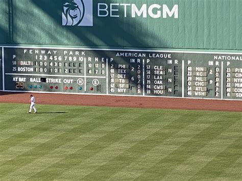 Don’t know who’s doing scoreboard tonight but damn he’s messing up