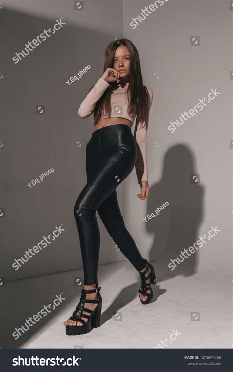 Sexy Hot Woman Leather Pants Topic Foto De Stock Shutterstock