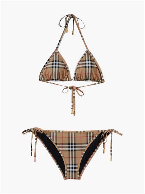 La historia del bikini Burberry y por qué no pasa de moda verano tras verano Vogue