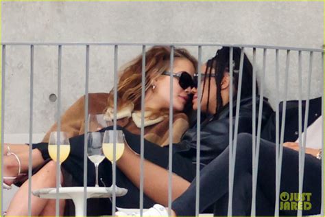 Photo: rita ora taika waititi tessa thompson pda pictures 01 | Photo ...