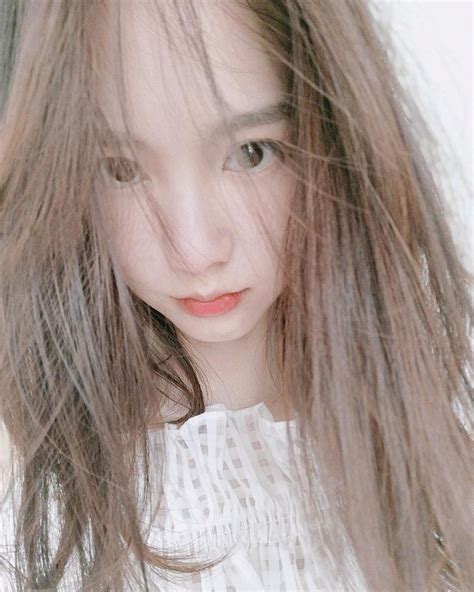 Tưởng cầu kì nhưng đồ makeup hàng ngày của hot girl số 1 Thái Lan Pimtha lại đơn giản vô cùng