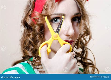 Fille De Pin Up Blonde Et Ciseaux De Belle Jeune Femme Photo Stock Image Du Personne Tony