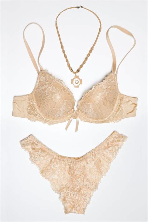 Lingerie R Gl E Avec La Couleur Beige D Or De Collier Photo Stock Image Du Personnel Beaut