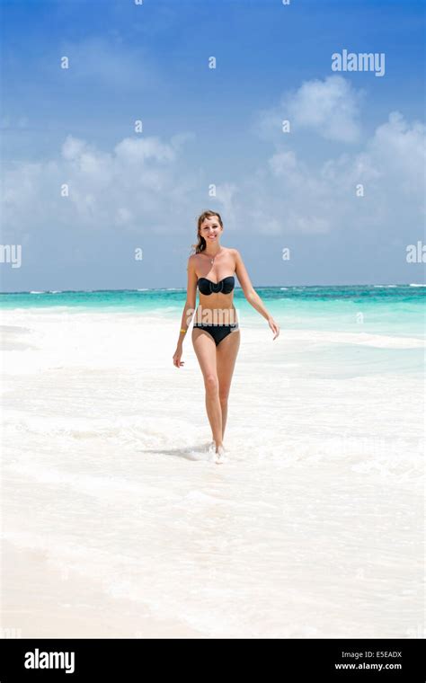 Belle femme bikini sur la plage Banque de photographies et dimages à haute résolution Alamy