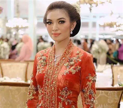 Kerap Kenakan Makeup Tipis Ini Sederet Potret Selvi Ananda Tampil