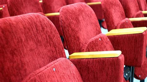 Doi tineri suceveni surprinși când făceau sex într un cinematograf Antena 3 CNN