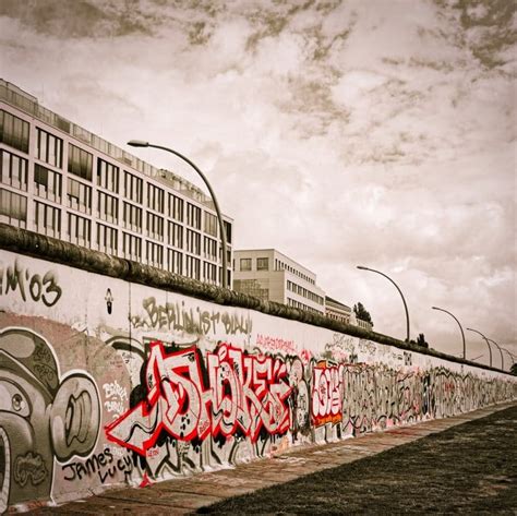 East Side Gallery Conhe A A Galeria Que Colore O Muro De Berlim